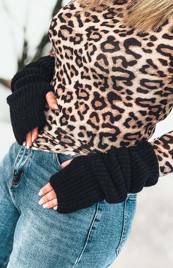 CHAIKO black mittens