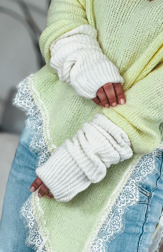CHAIKO ecru mittens